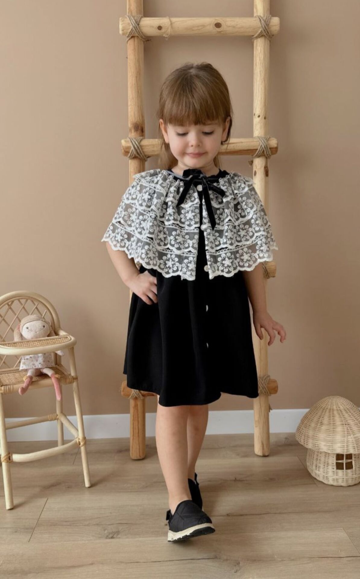 Siyah Güpür Yakalı Elbise