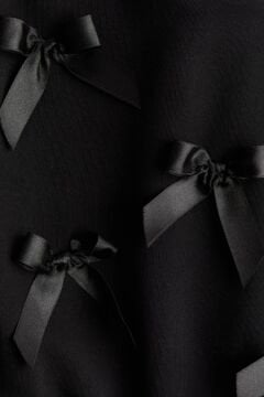 Siyah Kurdele Detaylı Sweatshirt